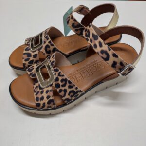 SANDALIA CUÑA LEOPARDO WALKFLEX BY GARZÓN